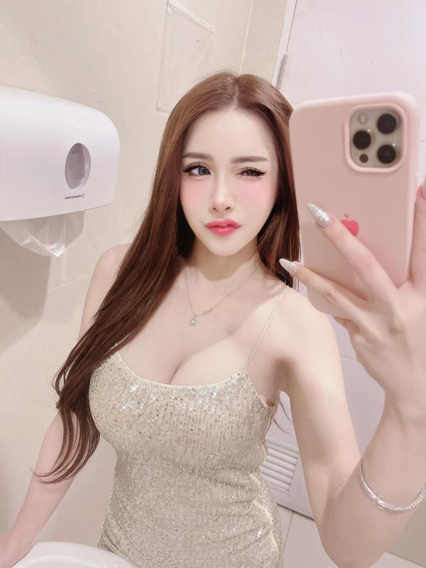 Zee bow พริตตี้ หุ่นแน่น จับเต็มมือ น้อง ซีโบว์ ดาวติ๊กต็อค อกใหญ่ 18+ 24