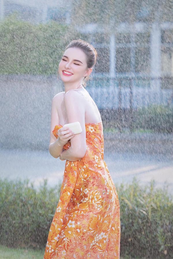 Jessie Vard แจกวาร์ป เจสซี่ วาร์ด ฝรั่งสาว อกโต โชว์บิกินี่ ดาวทวิต 18+ 18