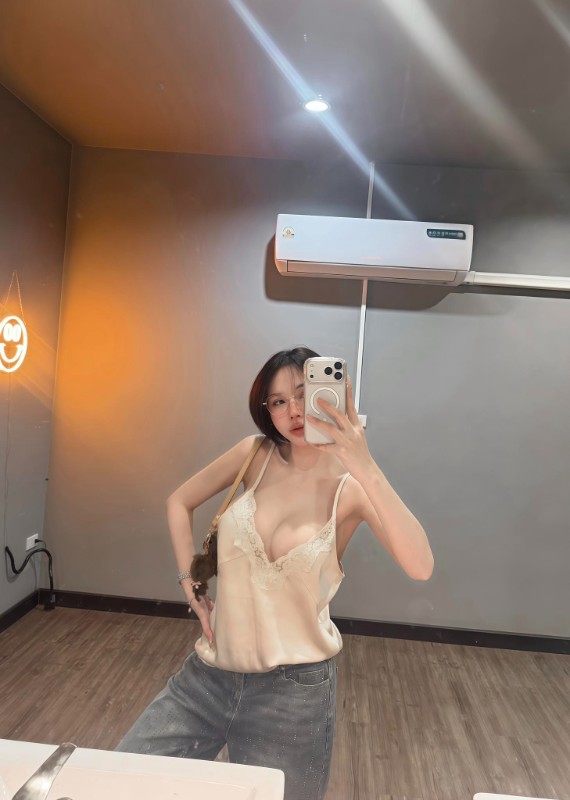 Evefariii แจกวาร์ป น้อง อีฟ พริตตี้สาว ตัวแม่ ขาวสวย ผมสั้น หุ่นเอ็กซ์ 18+ 18